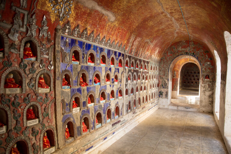 3F9A0412 Déambulatoire avec des centaines de niches contenant des Bouddhas.