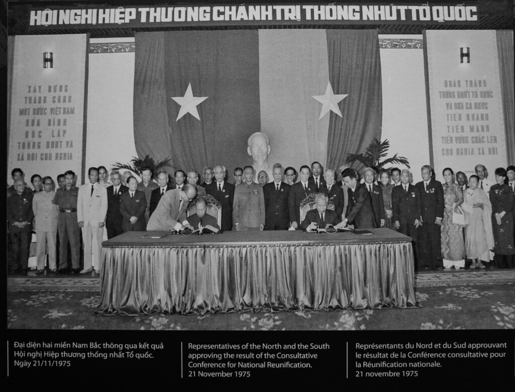 Repr&eacute;sentants du Nord et du Sud approuvant le r&eacute;sultat de la Conf&eacute;rence consultative pour la <strong>r&eacute;unification Nationale du 21-11-1975.</strong>